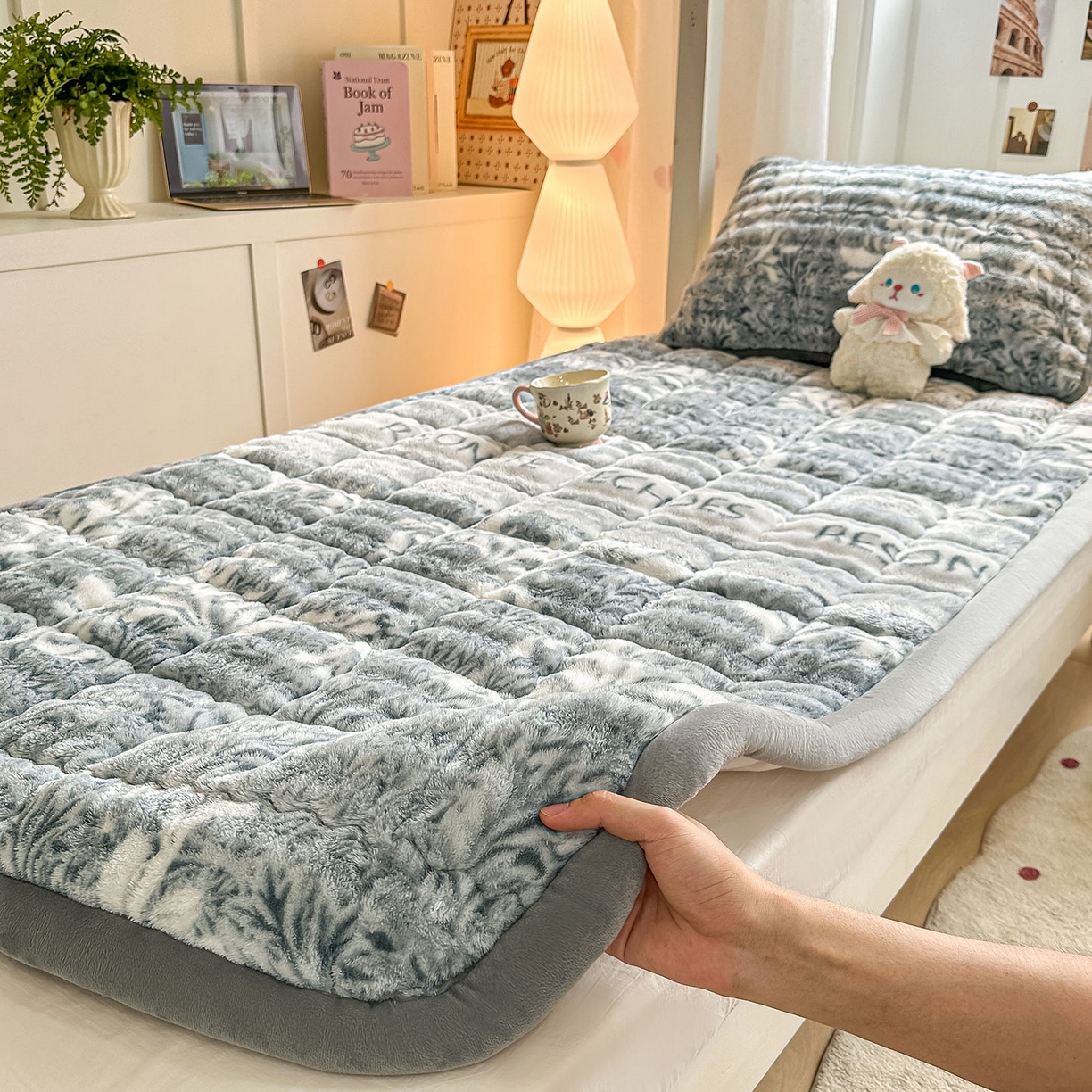 91家纺网 家纺一手货源 找家纺 眠势力 2025新款牛奶绒泡泡床褥加绒仿兔毛绒床褥子秋冬保暖珊瑚绒夹棉学生上下铺床护垫 雅韵