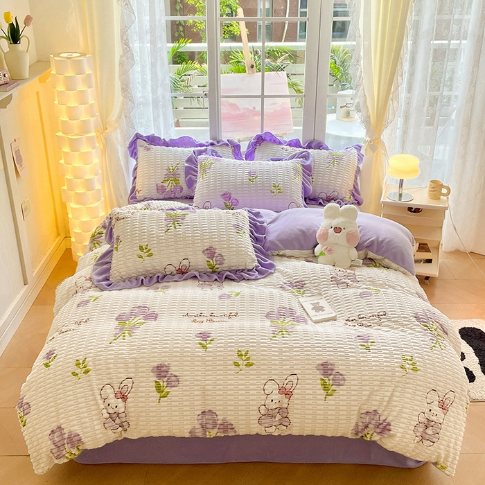 91家纺网 家纺一手货源 找家纺 摩妮卡 2025新款提花豆豆绒卡通印花牛奶绒四件套 兔兔物语