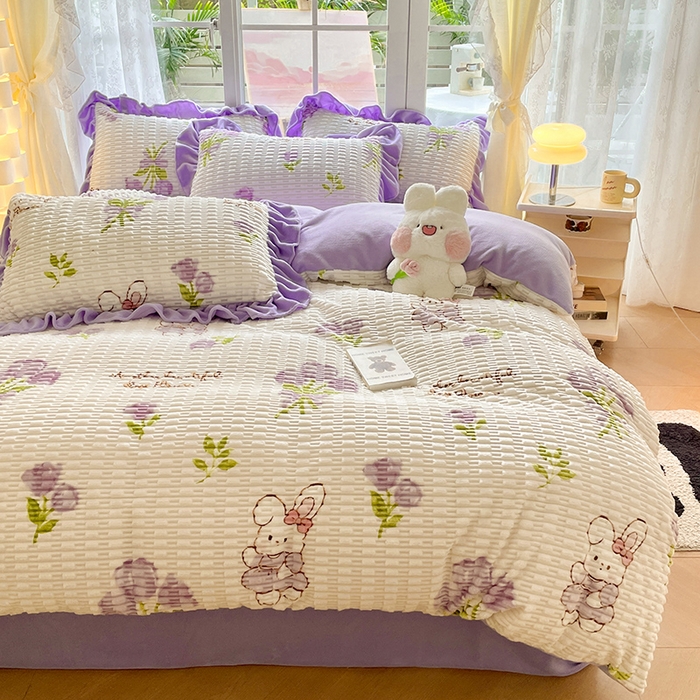 91家纺网 家纺一手货源 找家纺 摩妮卡 2025新款提花豆豆绒卡通印花牛奶绒四件套 兔兔物语