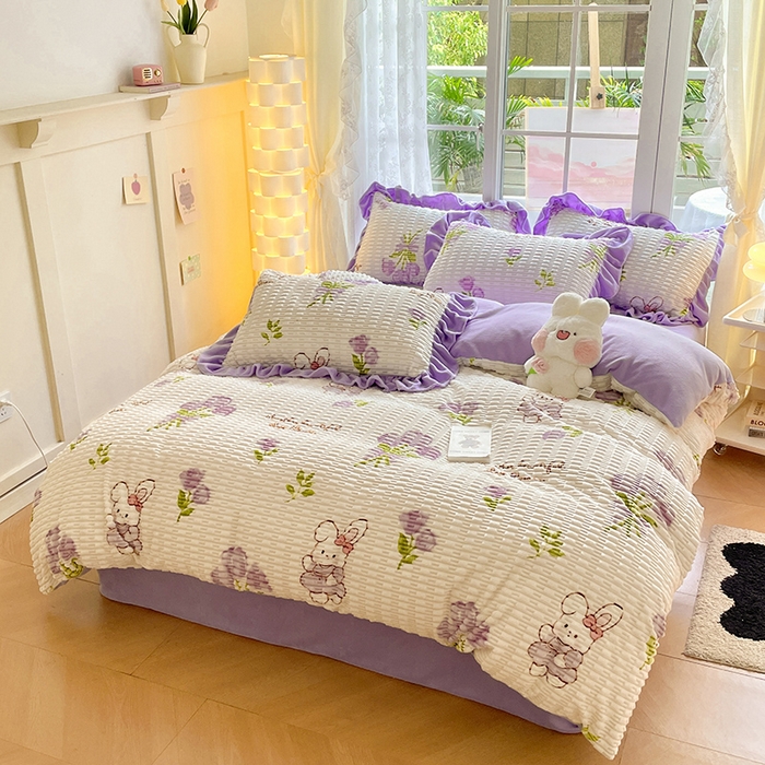 91家纺网 家纺一手货源 找家纺 摩妮卡 2025新款提花豆豆绒卡通印花牛奶绒四件套 兔兔物语