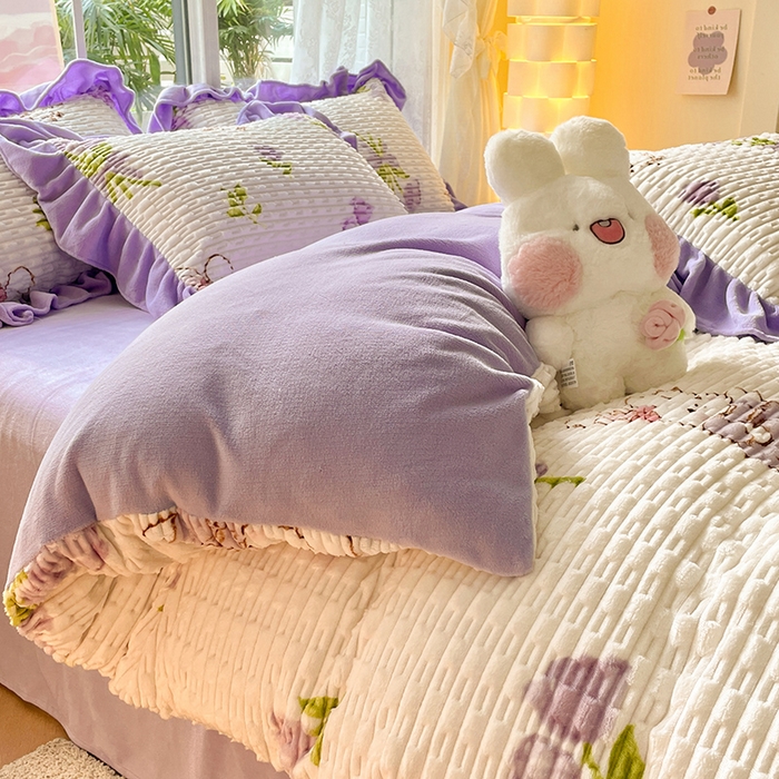 91家纺网 家纺一手货源 找家纺 摩妮卡 2025新款提花豆豆绒卡通印花牛奶绒四件套 兔兔物语