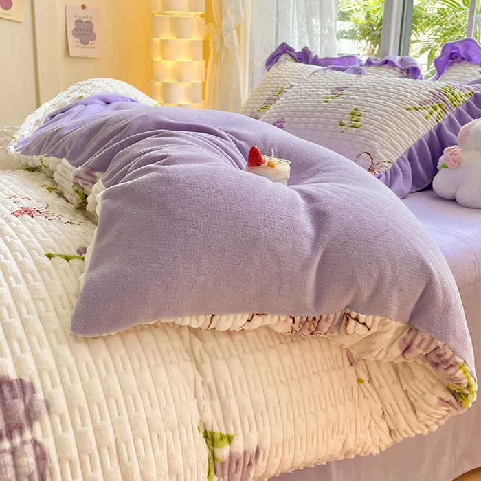 91家纺网 家纺一手货源 找家纺 摩妮卡 2025新款提花豆豆绒卡通印花牛奶绒四件套 兔兔物语