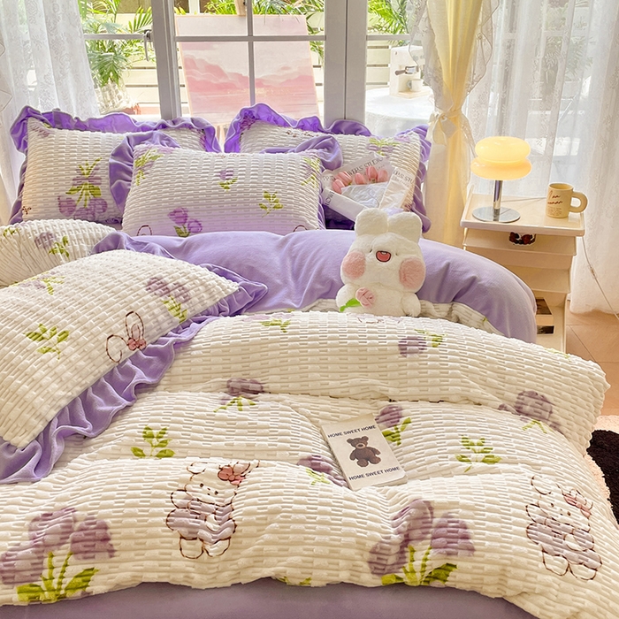 91家纺网 家纺一手货源 找家纺 摩妮卡 2025新款提花豆豆绒卡通印花牛奶绒四件套 兔兔物语