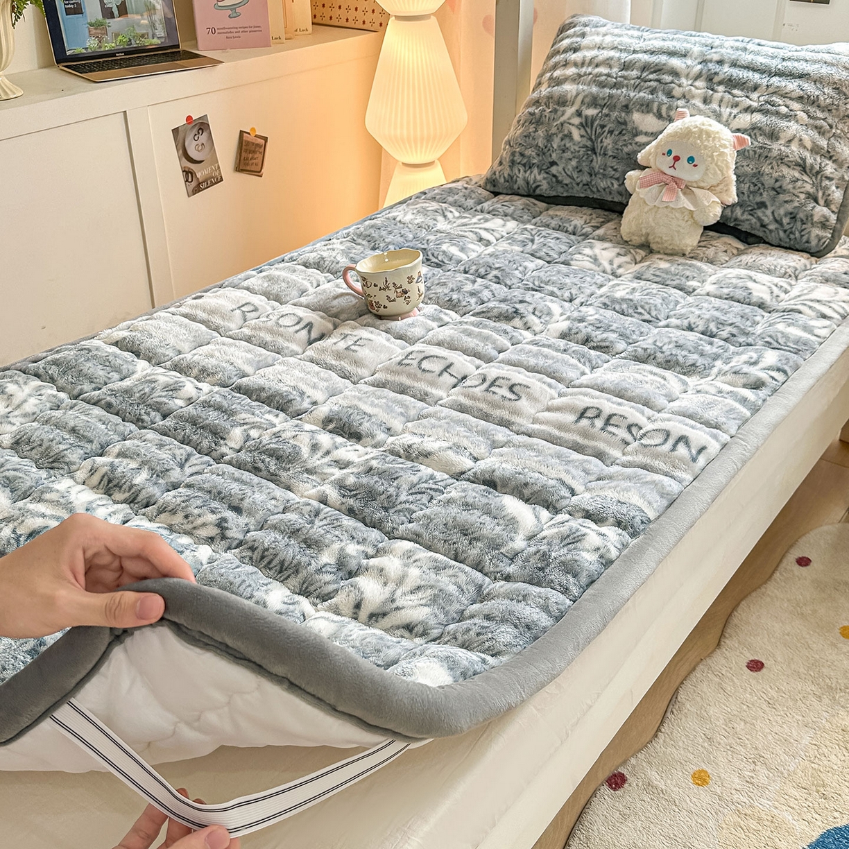 91家纺网 家纺一手货源 找家纺 眠势力 2025新款牛奶绒泡泡床褥加绒仿兔毛绒床褥子秋冬保暖珊瑚绒夹棉学生上下铺床护垫 雅韵