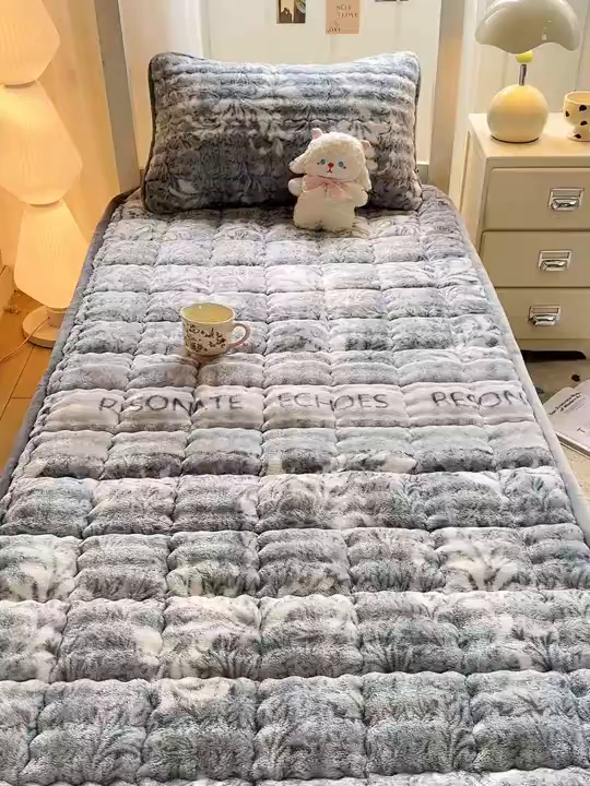 91家纺网 家纺一手货源 找家纺 眠势力 2025新款牛奶绒泡泡床褥加绒仿兔毛绒床褥子秋冬保暖珊瑚绒夹棉学生上下铺床护垫 雅韵