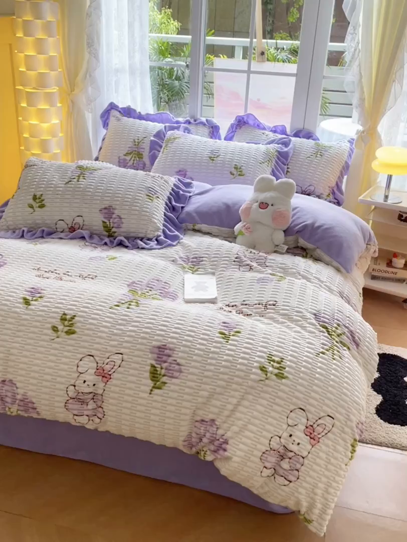 91家纺网 家纺一手货源 找家纺 摩妮卡 2025新款提花豆豆绒卡通印花牛奶绒四件套 兔兔物语