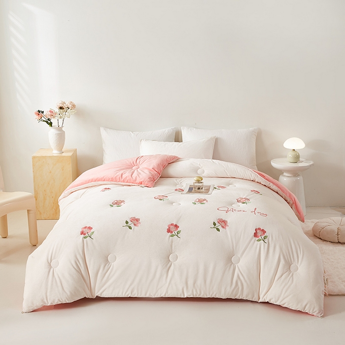 91家纺网 家纺一手货源 找家纺 （总）欢乐季2025新款刺绣零压绒恒温大豆被四季被+被芯