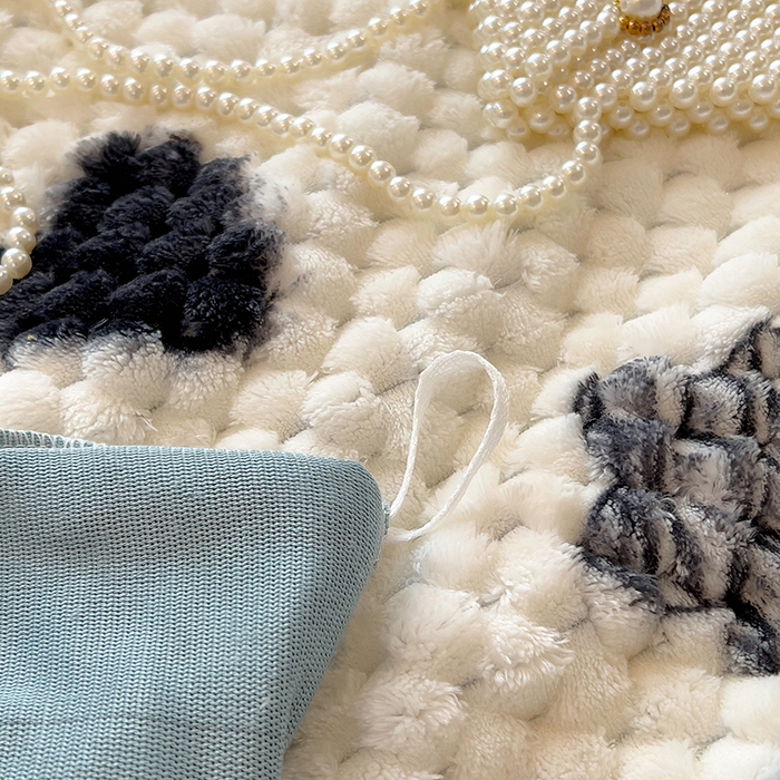 91家纺网 家纺一手货源 找家纺 摩妮卡 2025新款提花豆豆绒卡通印花牛奶绒四件套 兔小宝