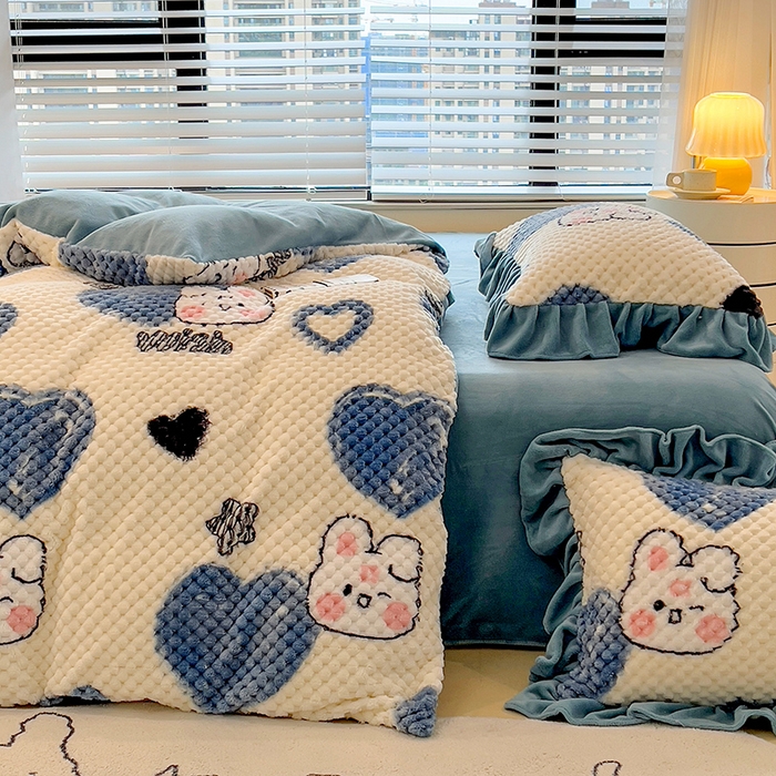 91家纺网 家纺一手货源 找家纺 摩妮卡 2025新款提花豆豆绒卡通印花牛奶绒四件套 兔小宝