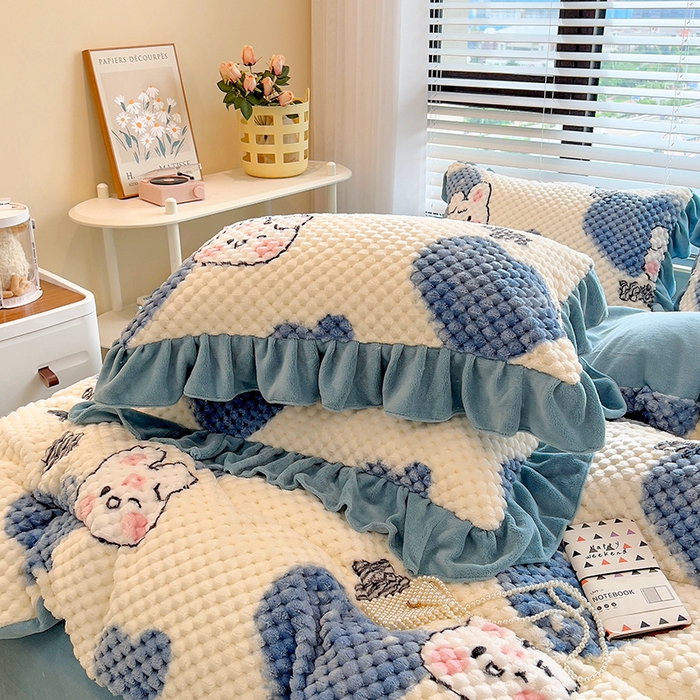 91家纺网 家纺一手货源 找家纺 摩妮卡 2025新款提花豆豆绒卡通印花牛奶绒四件套 兔小宝