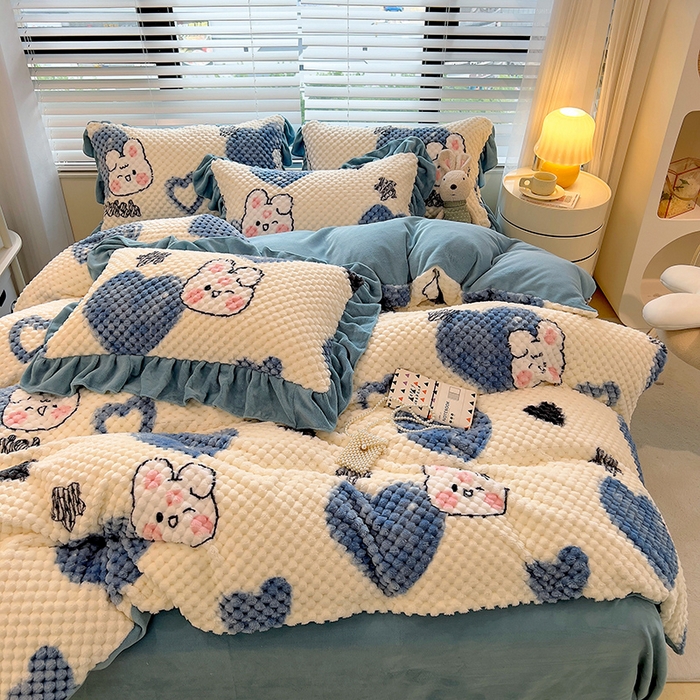 91家纺网 家纺一手货源 找家纺 摩妮卡 2025新款提花豆豆绒卡通印花牛奶绒四件套 兔小宝