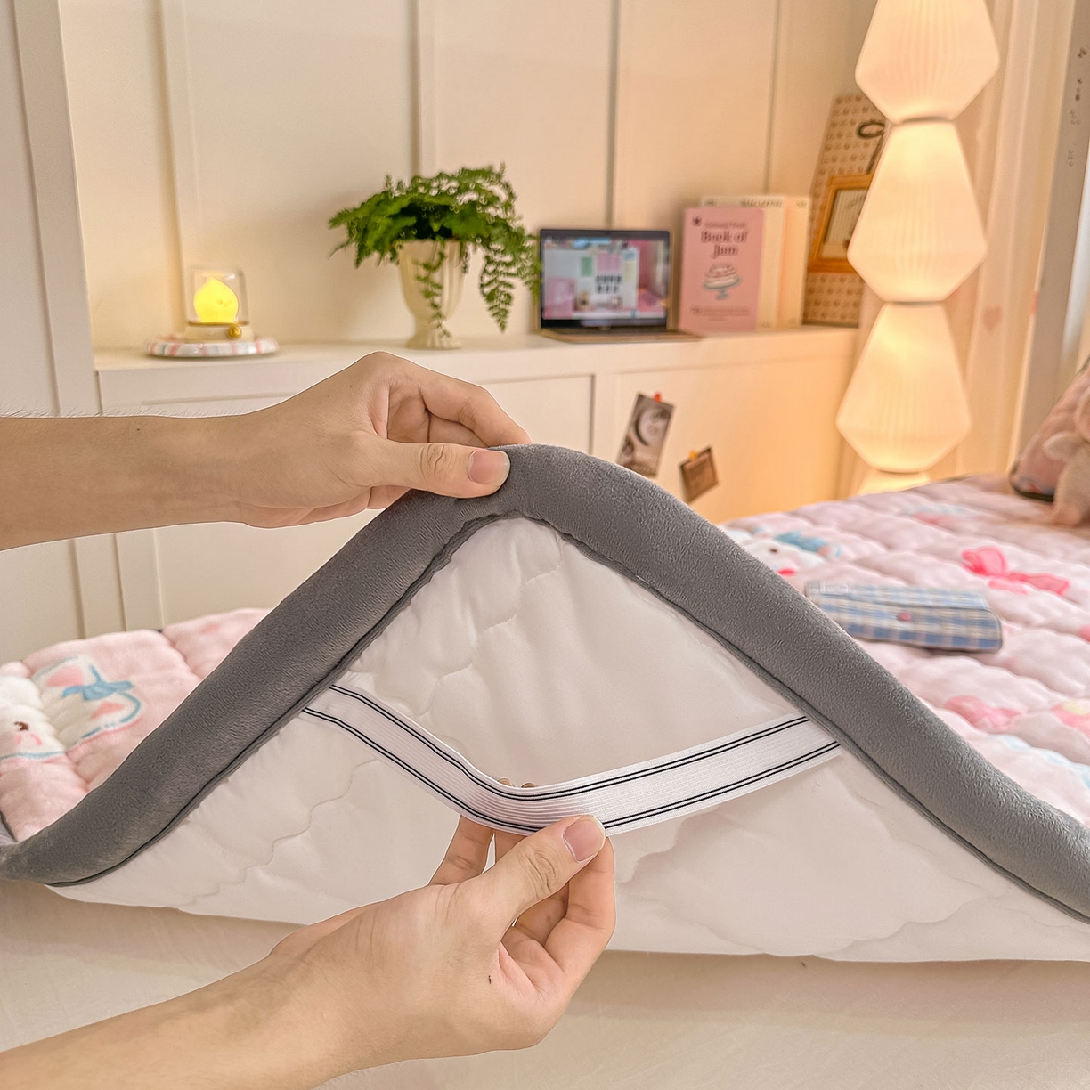 91家纺网 家纺一手货源 找家纺 眠势力 2025新款牛奶绒泡泡床褥加绒仿兔毛绒床褥子秋冬保暖珊瑚绒夹棉学生上下铺床护垫 樱桃猫咪