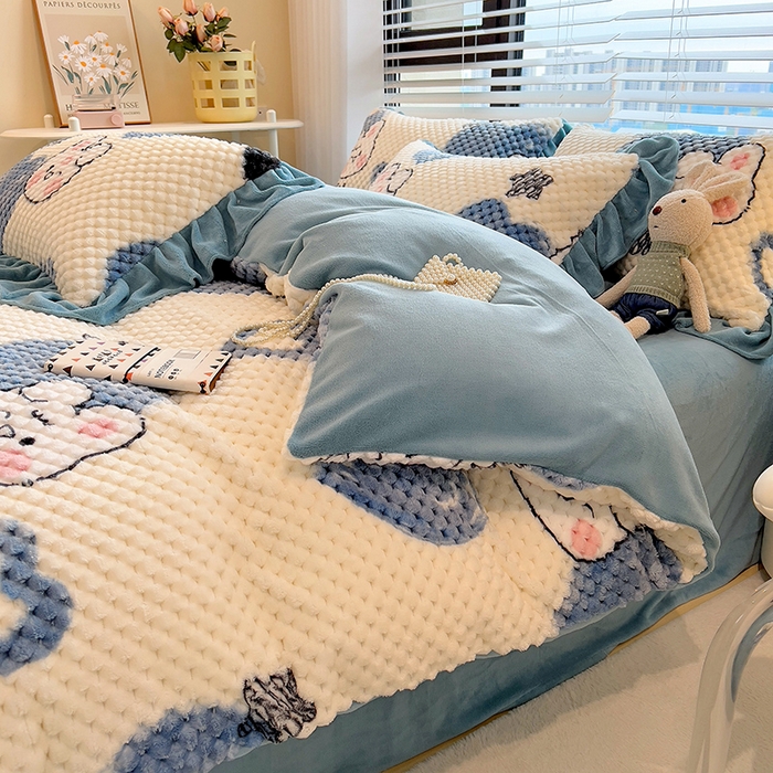 91家纺网 家纺一手货源 找家纺 摩妮卡 2025新款提花豆豆绒卡通印花牛奶绒四件套 兔小宝