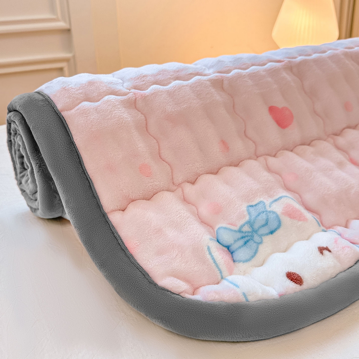 91家纺网 家纺一手货源 找家纺 眠势力 2025新款牛奶绒泡泡床褥加绒仿兔毛绒床褥子秋冬保暖珊瑚绒夹棉学生上下铺床护垫 樱桃猫咪