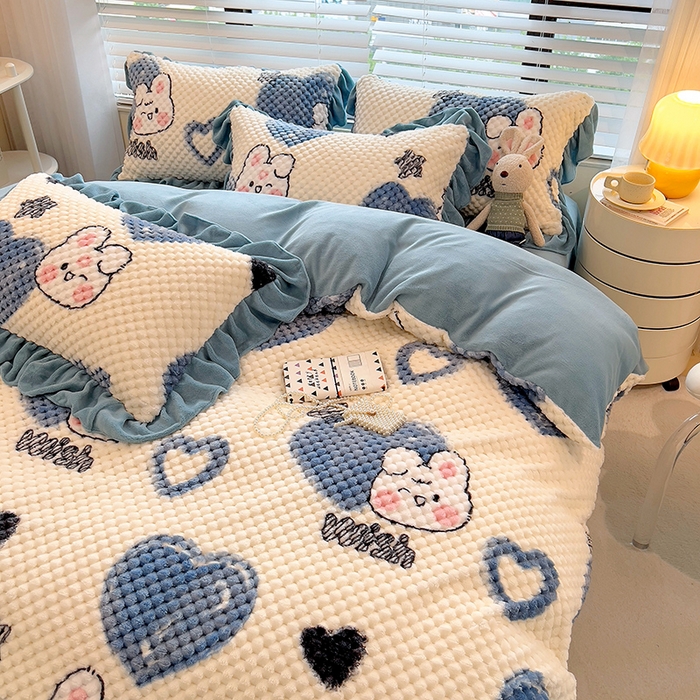 91家纺网 家纺一手货源 找家纺 摩妮卡 2025新款提花豆豆绒卡通印花牛奶绒四件套 兔小宝