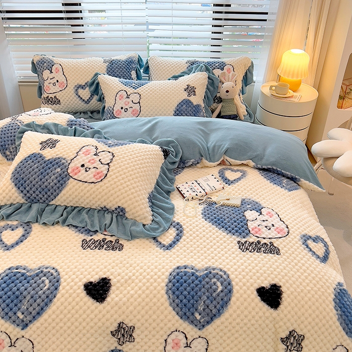 91家纺网 家纺一手货源 找家纺 摩妮卡 2025新款提花豆豆绒卡通印花牛奶绒四件套 兔小宝