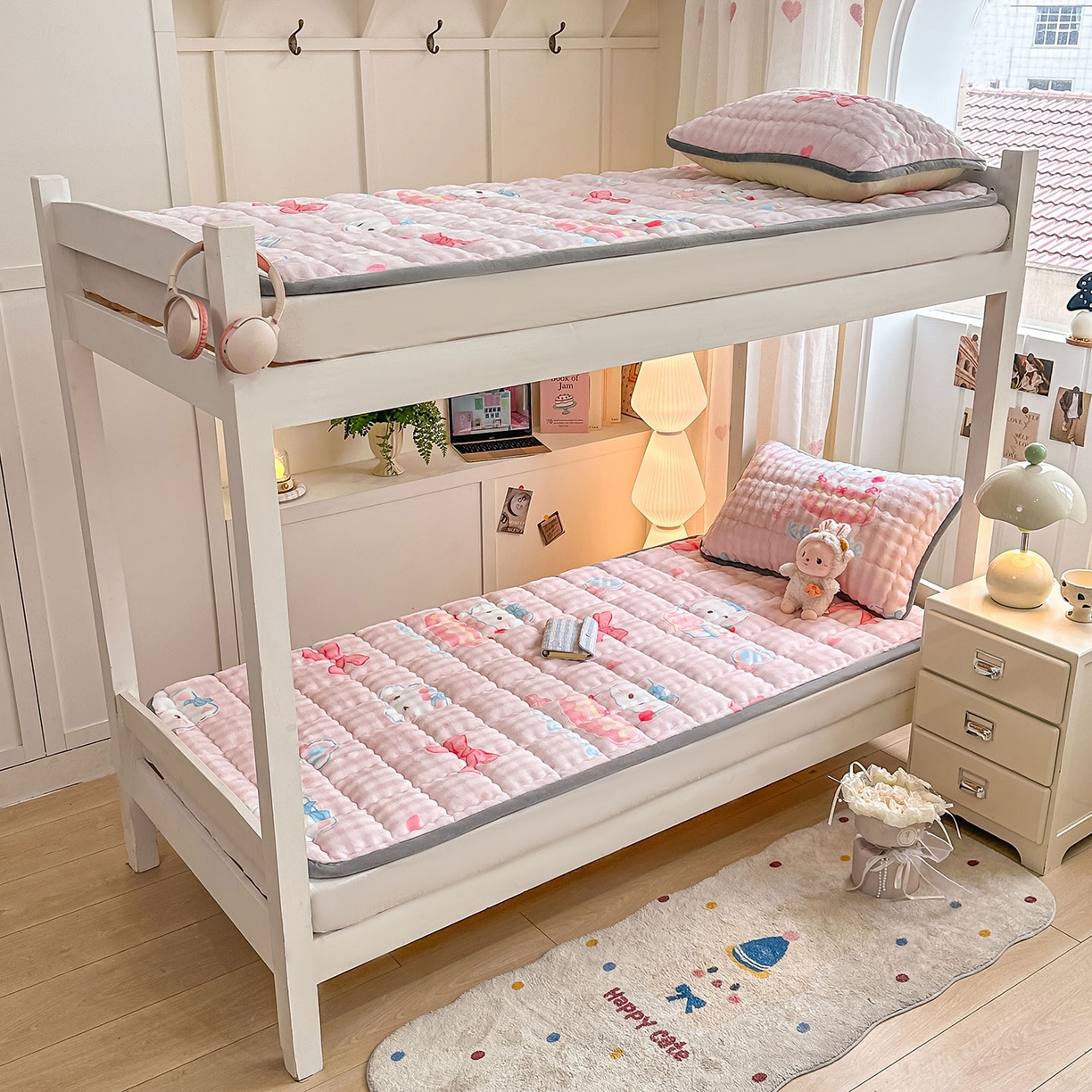 91家纺网 家纺一手货源 找家纺 眠势力 2025新款牛奶绒泡泡床褥加绒仿兔毛绒床褥子秋冬保暖珊瑚绒夹棉学生上下铺床护垫 樱桃猫咪