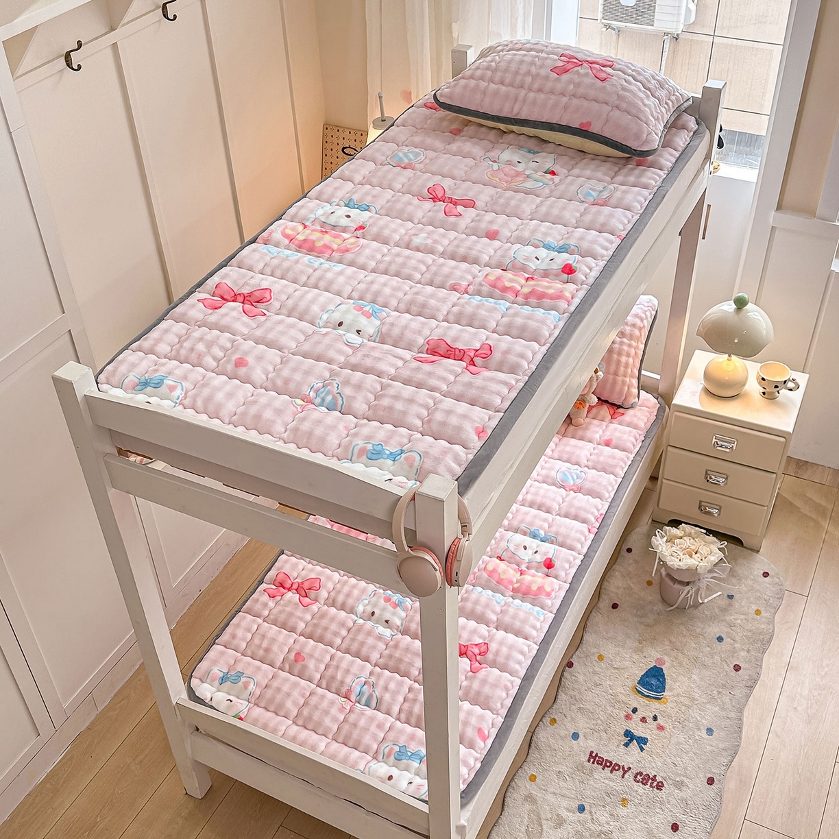 91家纺网 家纺一手货源 找家纺 眠势力 2025新款牛奶绒泡泡床褥加绒仿兔毛绒床褥子秋冬保暖珊瑚绒夹棉学生上下铺床护垫 樱桃猫咪