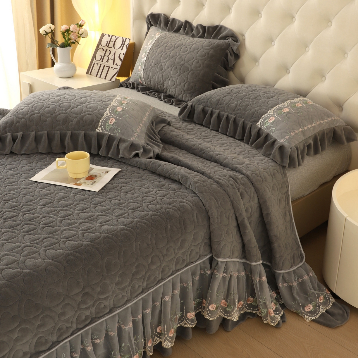91家纺网 家纺一手货源 找家纺 能好家纺 2025新款牛奶绒刺绣床盖单床盖床盖单件 灰