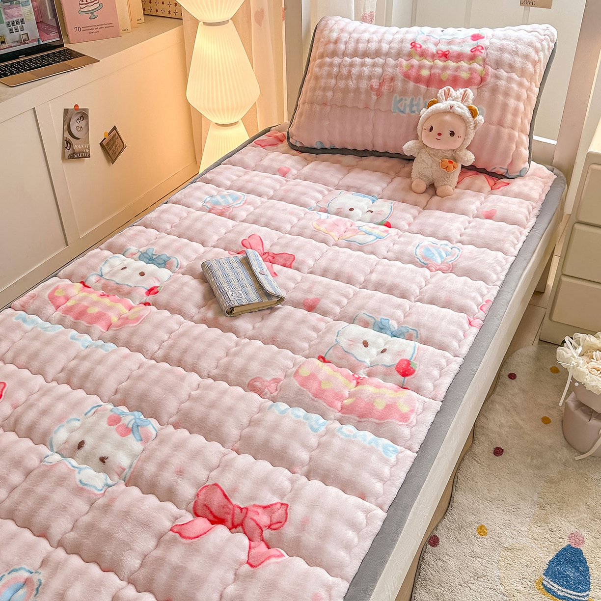 91家纺网 家纺一手货源 找家纺 眠势力 2025新款牛奶绒泡泡床褥加绒仿兔毛绒床褥子秋冬保暖珊瑚绒夹棉学生上下铺床护垫 樱桃猫咪