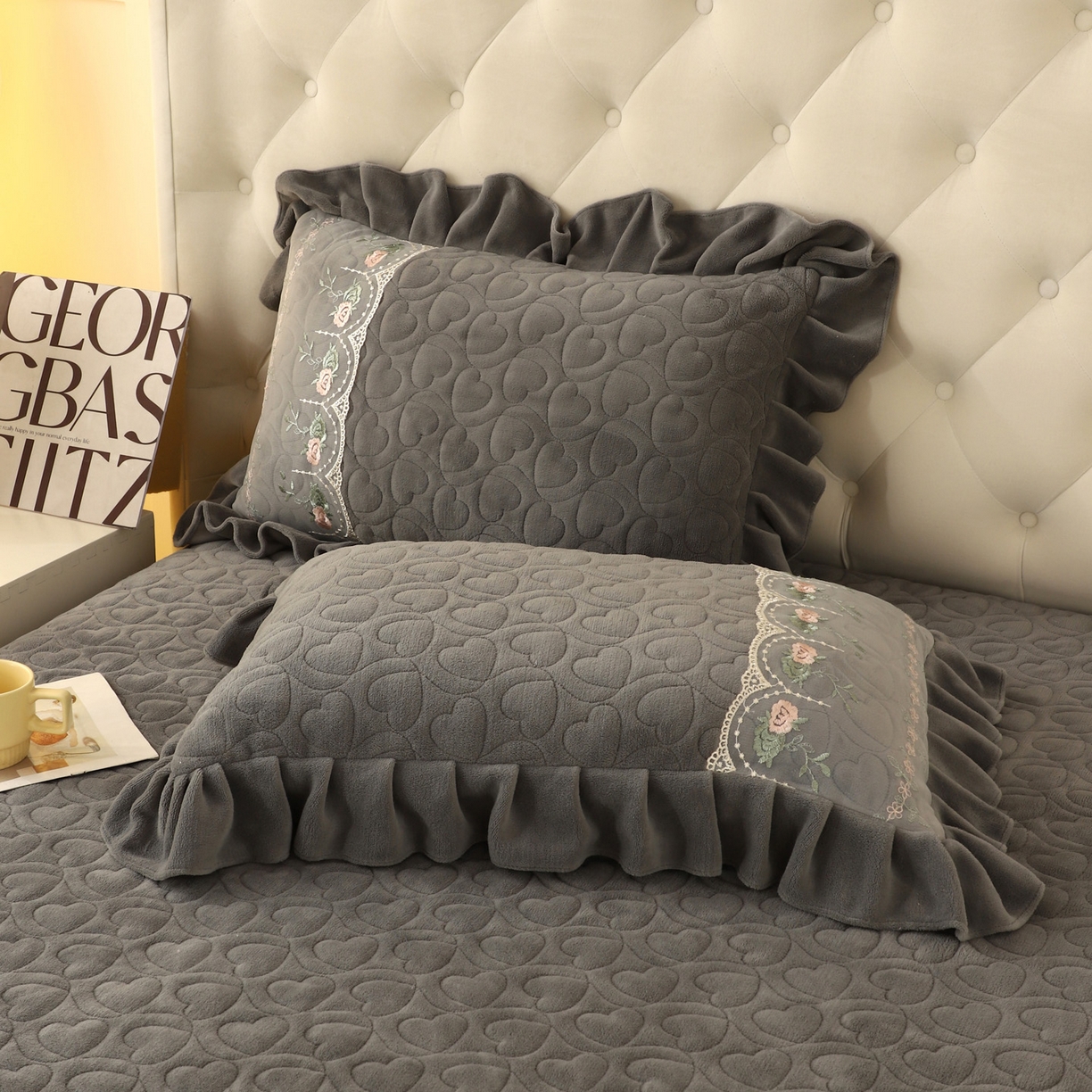 91家纺网 家纺一手货源 找家纺 能好家纺 2025新款牛奶绒刺绣床盖单床盖床盖单件 灰