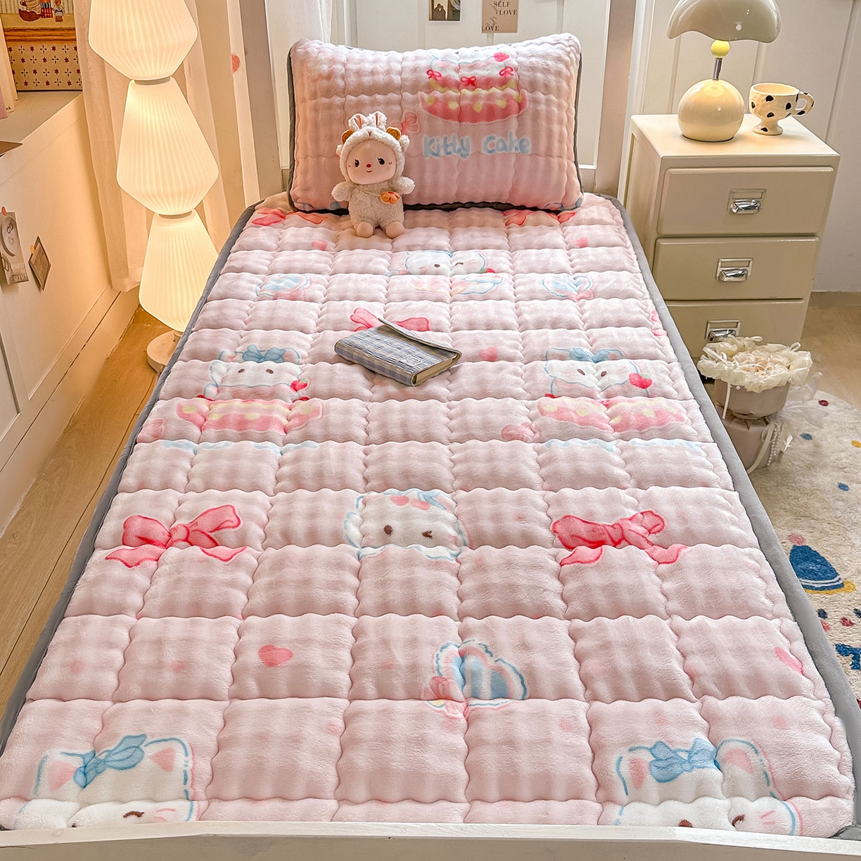 91家纺网 家纺一手货源 找家纺 眠势力 2025新款牛奶绒泡泡床褥加绒仿兔毛绒床褥子秋冬保暖珊瑚绒夹棉学生上下铺床护垫 樱桃猫咪