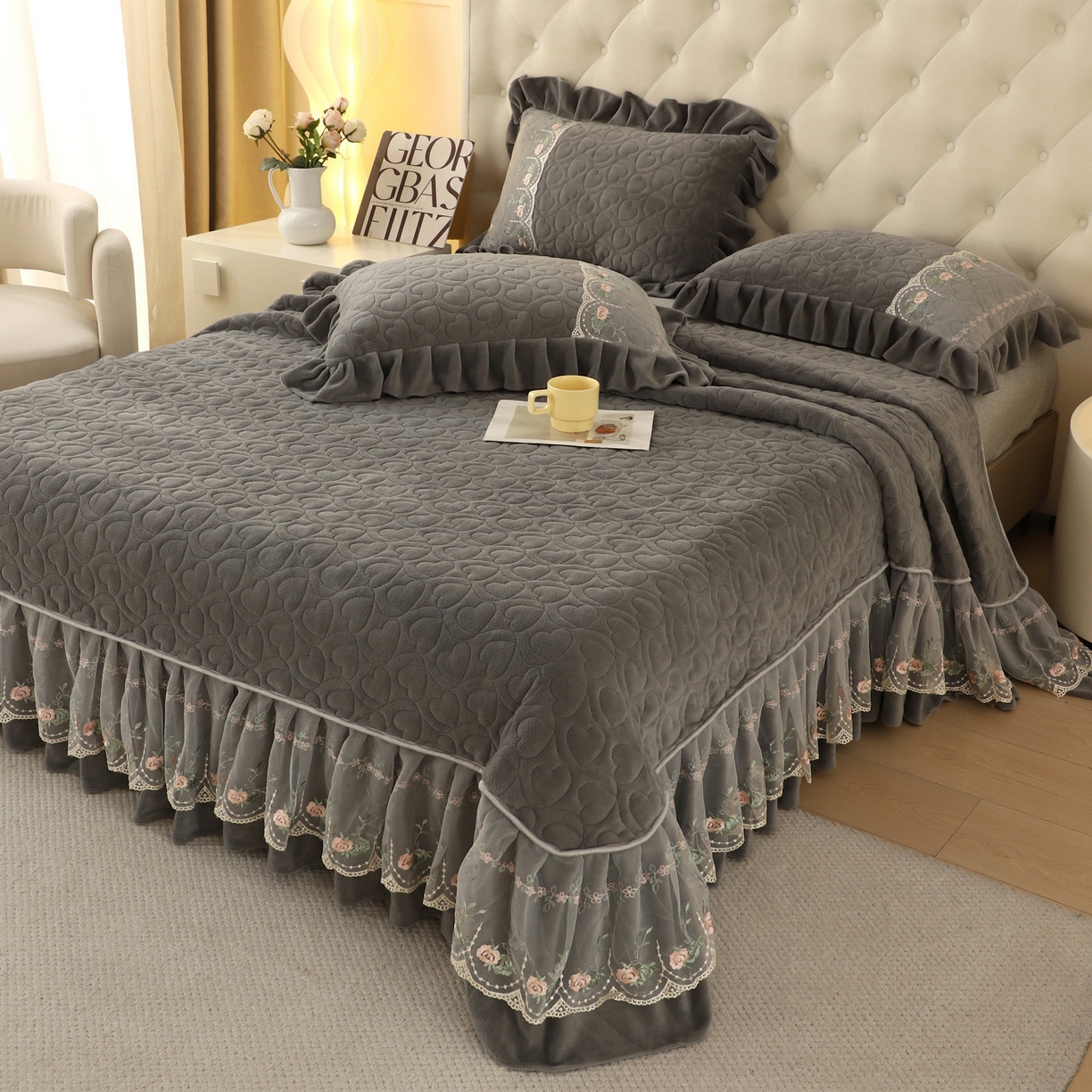 91家纺网 家纺一手货源 找家纺 能好家纺 2025新款牛奶绒刺绣床盖单床盖床盖单件 灰