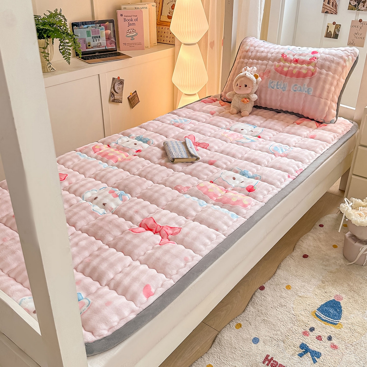 91家纺网 家纺一手货源 找家纺 眠势力 2025新款牛奶绒泡泡床褥加绒仿兔毛绒床褥子秋冬保暖珊瑚绒夹棉学生上下铺床护垫 樱桃猫咪