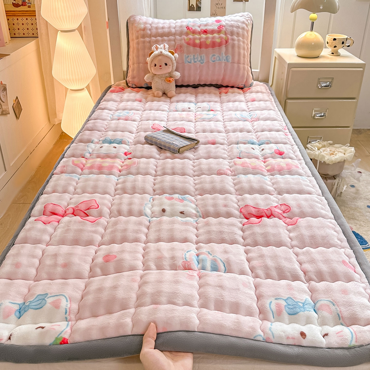 91家纺网 家纺一手货源 找家纺 眠势力 2025新款牛奶绒泡泡床褥加绒仿兔毛绒床褥子秋冬保暖珊瑚绒夹棉学生上下铺床护垫 樱桃猫咪