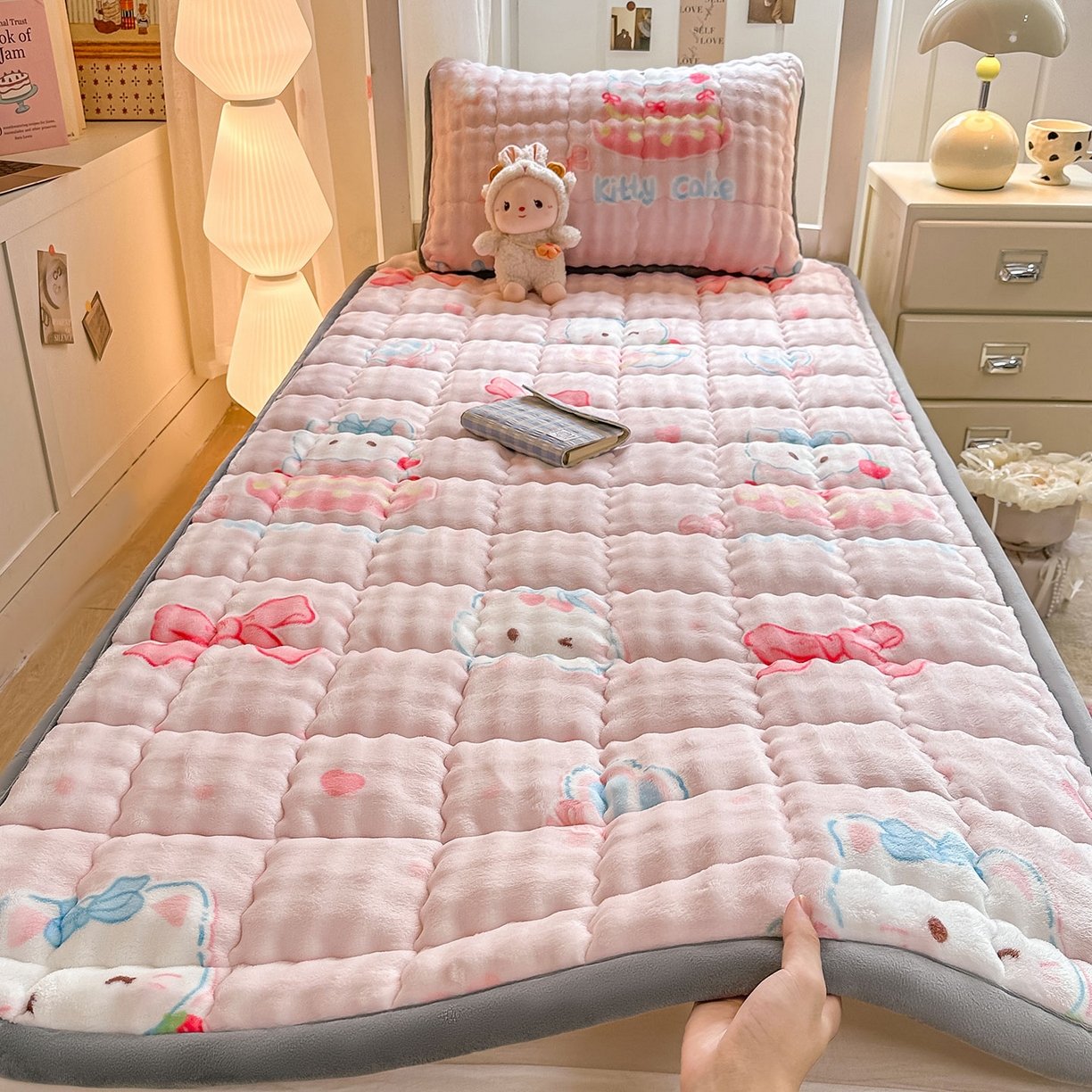 91家纺网 家纺一手货源 找家纺 眠势力 2025新款牛奶绒泡泡床褥加绒仿兔毛绒床褥子秋冬保暖珊瑚绒夹棉学生上下铺床护垫 樱桃猫咪