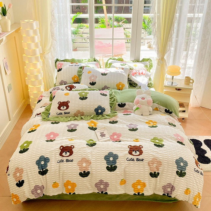 91家纺网 家纺一手货源 找家纺 摩妮卡 2025新款提花豆豆绒卡通印花牛奶绒四件套 喜多熊