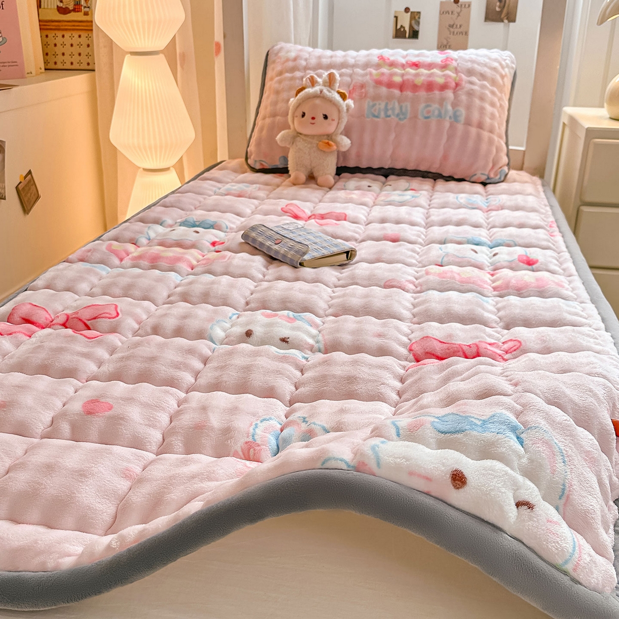91家纺网 家纺一手货源 找家纺 眠势力 2025新款牛奶绒泡泡床褥加绒仿兔毛绒床褥子秋冬保暖珊瑚绒夹棉学生上下铺床护垫 樱桃猫咪