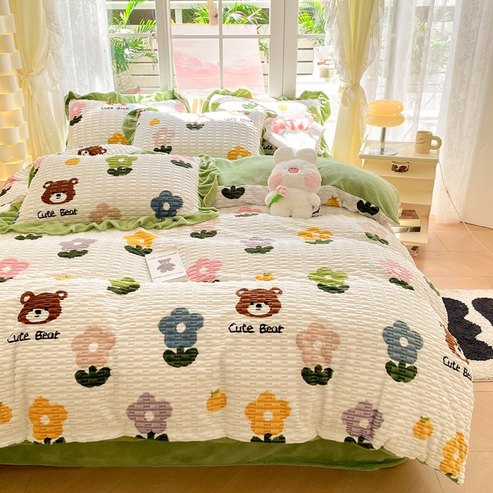 91家纺网 家纺一手货源 找家纺 摩妮卡 2025新款提花豆豆绒卡通印花牛奶绒四件套 喜多熊