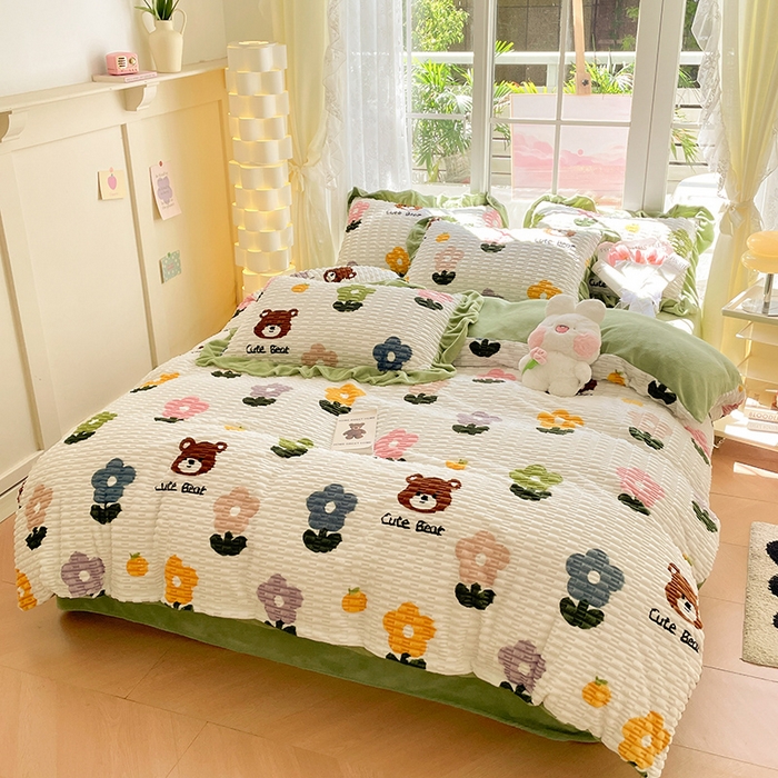 91家纺网 家纺一手货源 找家纺 摩妮卡 2025新款提花豆豆绒卡通印花牛奶绒四件套 喜多熊