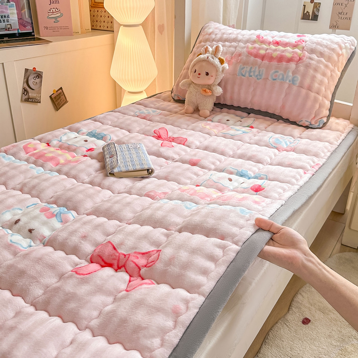 91家纺网 家纺一手货源 找家纺 眠势力 2025新款牛奶绒泡泡床褥加绒仿兔毛绒床褥子秋冬保暖珊瑚绒夹棉学生上下铺床护垫 樱桃猫咪