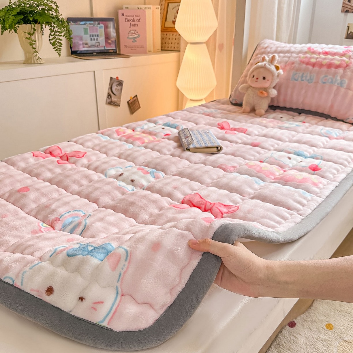 91家纺网 家纺一手货源 找家纺 眠势力 2025新款牛奶绒泡泡床褥加绒仿兔毛绒床褥子秋冬保暖珊瑚绒夹棉学生上下铺床护垫 樱桃猫咪
