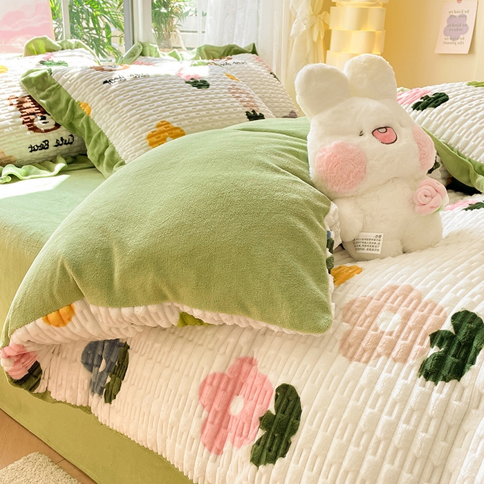 91家纺网 家纺一手货源 找家纺 摩妮卡 2025新款提花豆豆绒卡通印花牛奶绒四件套 喜多熊