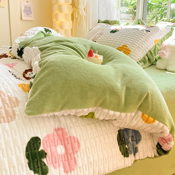 91家纺网 家纺一手货源 找家纺 摩妮卡 2025新款提花豆豆绒卡通印花牛奶绒四件套 喜多熊