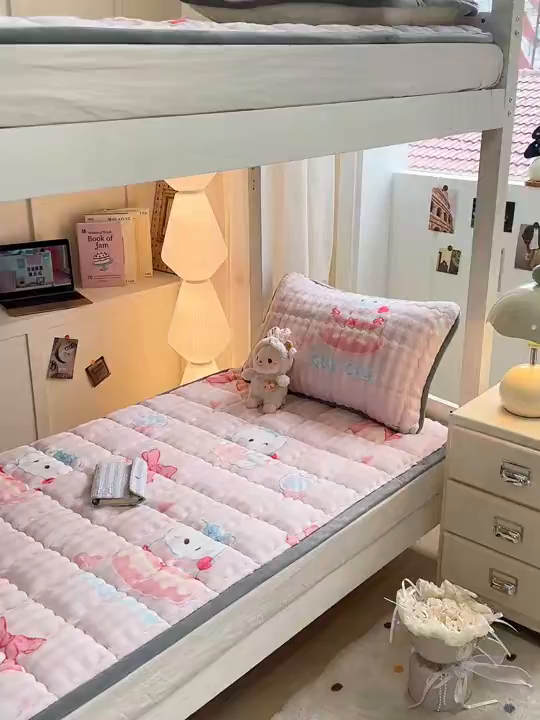 91家纺网 家纺一手货源 找家纺 眠势力 2025新款牛奶绒泡泡床褥加绒仿兔毛绒床褥子秋冬保暖珊瑚绒夹棉学生上下铺床护垫 樱桃猫咪