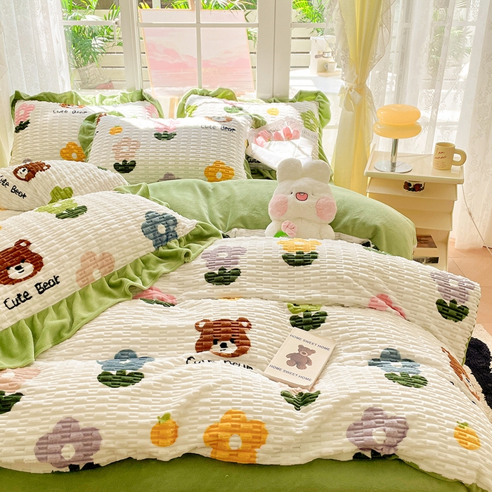 91家纺网 家纺一手货源 找家纺 摩妮卡 2025新款提花豆豆绒卡通印花牛奶绒四件套 喜多熊