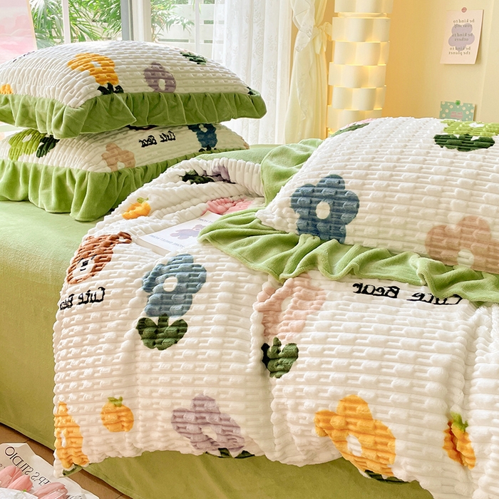 91家纺网 家纺一手货源 找家纺 摩妮卡 2025新款提花豆豆绒卡通印花牛奶绒四件套 喜多熊