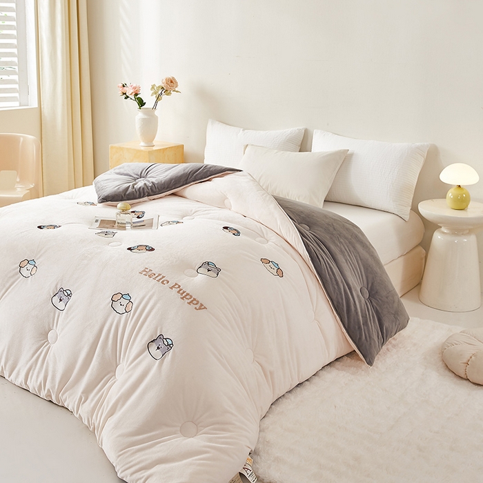 91家纺网 家纺一手货源 找家纺 欢乐季2025新款刺绣零压绒恒温大豆被四季被+被芯（可以开发票—专票8个点） 狗狗