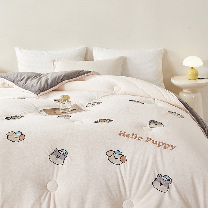 91家纺网 家纺一手货源 找家纺 欢乐季2025新款刺绣零压绒恒温大豆被四季被+被芯（可以开发票—专票8个点） 狗狗