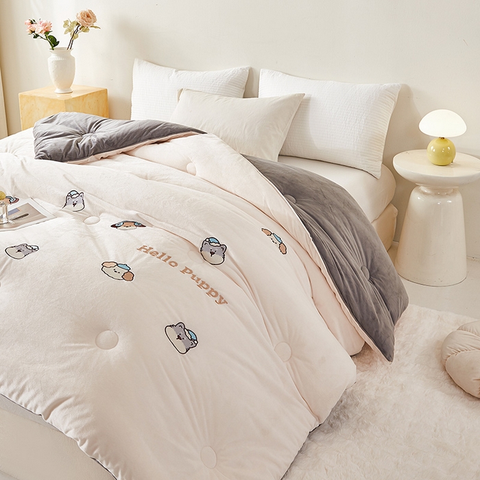 91家纺网 家纺一手货源 找家纺 欢乐季2025新款刺绣零压绒恒温大豆被四季被+被芯（可以开发票—专票8个点） 狗狗