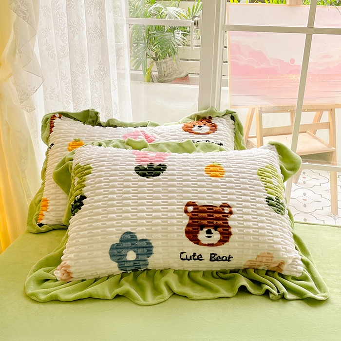 91家纺网 家纺一手货源 找家纺 摩妮卡 2025新款提花豆豆绒卡通印花牛奶绒四件套 喜多熊