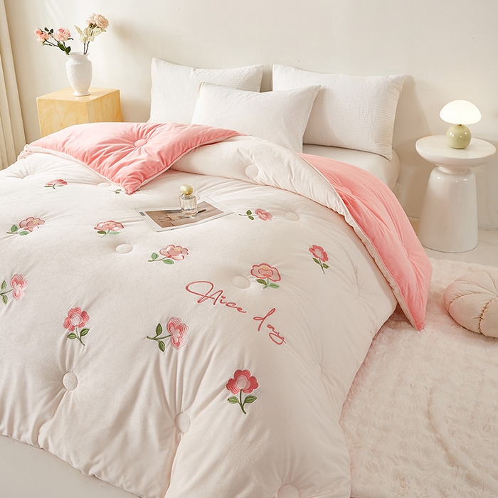 91家纺网 家纺一手货源 找家纺 欢乐季2025新款刺绣零压绒恒温大豆被四季被+被芯（可以开发票—专票8个点） 花朵