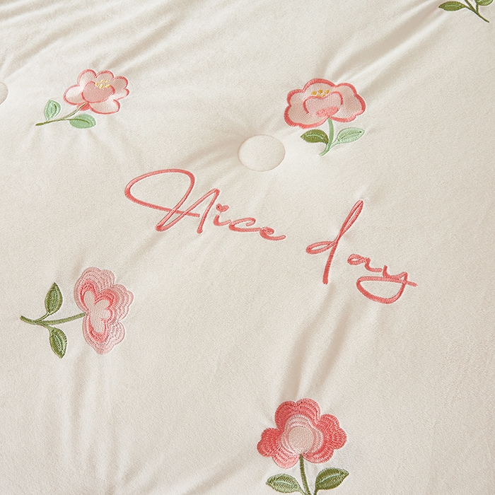 91家纺网 家纺一手货源 找家纺 欢乐季2025新款刺绣零压绒恒温大豆被四季被+被芯（可以开发票—专票8个点） 花朵