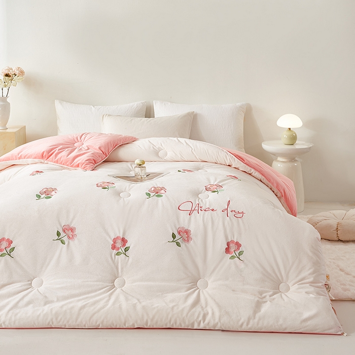 91家纺网 家纺一手货源 找家纺 欢乐季2025新款刺绣零压绒恒温大豆被四季被+被芯（可以开发票—专票8个点） 花朵