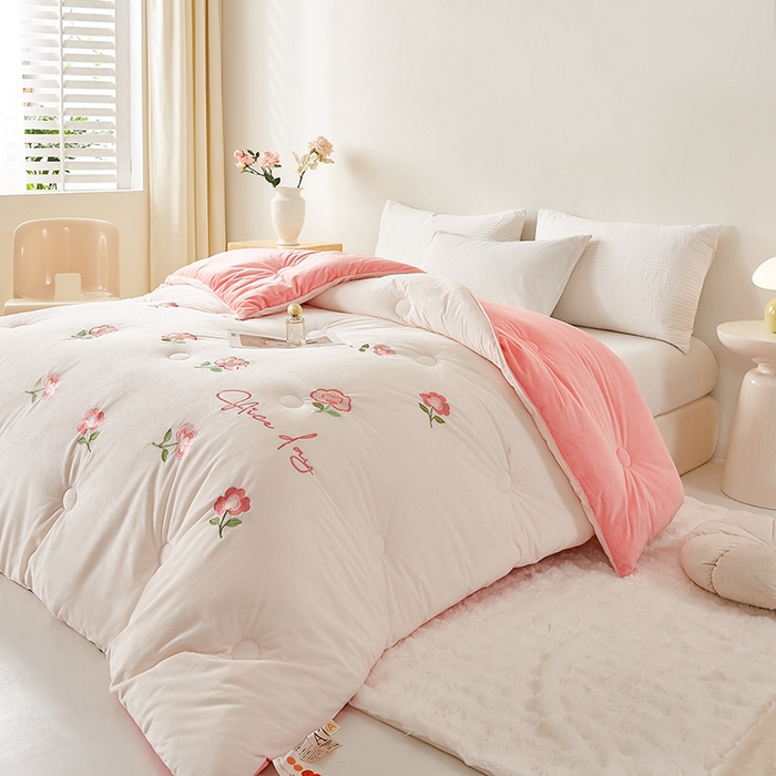91家纺网 家纺一手货源 找家纺 欢乐季2025新款刺绣零压绒恒温大豆被四季被+被芯（可以开发票—专票8个点） 花朵