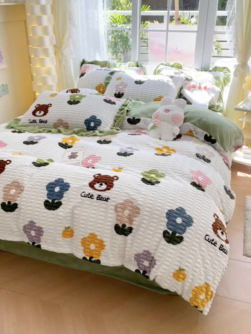 91家纺网 家纺一手货源 找家纺 摩妮卡 2025新款提花豆豆绒卡通印花牛奶绒四件套 喜多熊